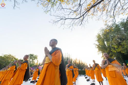 ภาพ No.281674:วันที่ 24 ธันวาคม พ.ศ.2568 พระธรรมยาตรา ปฏิบัติธรรม และถ่ายภาพหมู่ประวัติศาสตร์ ณ ลานหน้ามหาวิหารพระมงคลเทพมุนีฯ วัดพระธรรมกาย