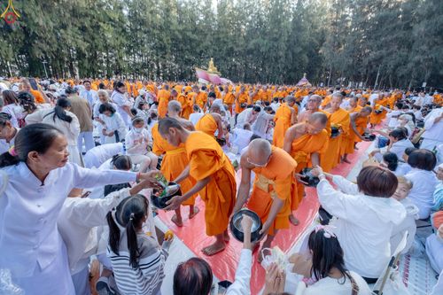 ภาพ No.289430:วันที่ 7 มกราคม พ.ศ. 2569 พิธีตักบาตรพระธรรมยาตรา ณ อนุสรณ์สถานลำดับที่ 1 สถานที่เกิดด้วยรูปกายเนื้อ อนุสรณ์สถานมหาวิหารพระมงคลเทพมุนี (โลตัสแลนด์) อ.สองพี่น้อง จ.สุพรรณบุรี ในโครงการธรรมยาตรา กตัญญูบูชา มหาปูชนียาจารย์ พระมงคลเทพมุนี(สด จนฺทสโร) พระผู้ป