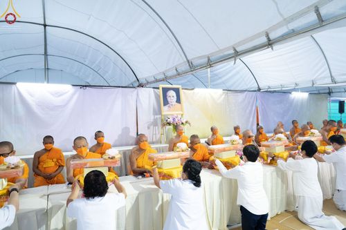 ภาพ No.70965:พิธีถวายภัตตาหารเป็นสังฆทาน แด่คณะพระธรรมยาตราฯ ในโครงการธรรมยาตราฯ ปีที่ 11 ณ อนุสรณ์สถานคลองบางนางแท่น อ.สามพราน จ.นครปฐม วันที่ 13 มกราคม พ.ศ. 2566