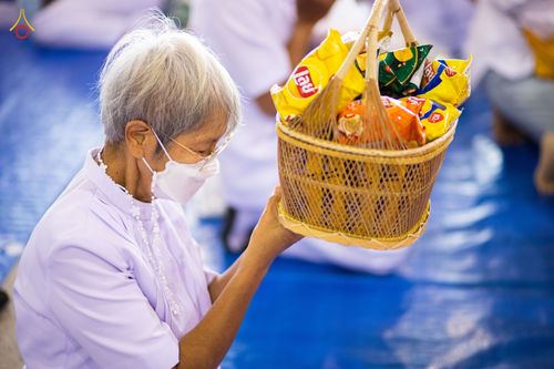 ภาพ No.76755:พิธีตักบาตรข้าวสารอาหารแห้ง  ณ บ้านแก้วเรือนทองคุณยายฯ สภาธรรมกายสากล  วัดพระธรรมกาย จ.ปทุมธานี  ในวันอาทิตย์ต้นเดือนที่ 6 มีนาคม พ.ศ. 2566