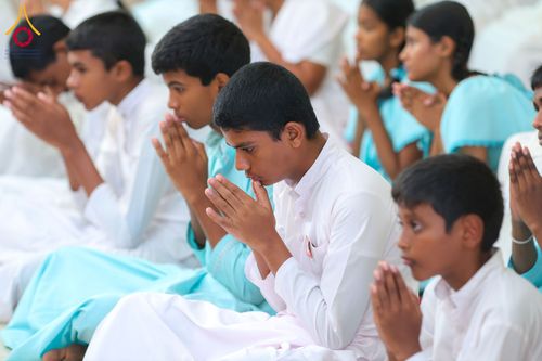 ภาพ No.317839:วันที่ 1 เมษายน พ.ศ. 2569 พิธีสวดธัมมจักกัปปวัตตนสูตรนานาชาติ ในวันพระใหญ่ ขึ้น 15 ค่ำ เดือน 5 (Poya Day)  ณ ศรีธรรมนันทะปิริเวนะ เเละ  วัดวิมลวิหาร นาวละ ประเทศศรีลังกา