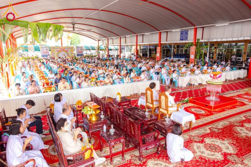 ภาพ No.170738:พิธีทอดกฐิน ณ วัดมงคลพุการาม ปทุมธานี ในโครงการกฐินสามัคคีทั่วไทย 30,000 วัด บูชาธรรม 80 ปี หลวงพ่อธัมมชโย โดยคณะศิษยานุศิษย์วัดพระธรรมกาย วันที่ 27 ตุลาคม พ.ศ. 2567