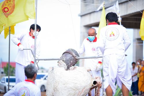 ภาพ No.152611:พิธีเททองหล่อพระพุทธรูปประจำสัตตมหาสถาน ธรรมอุทยานอุโบสถวัดสายสุวพรรณ - กิจกรรมปลูกต้นไม้เฉลิมพระเกียรติ พระบาทสมเด็จพระเจ้าอยู่หัว วันที่ 26 กรกฎาคม พ.ศ. 2567