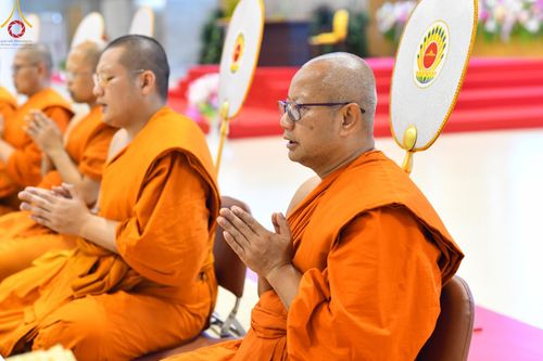 ภาพ No.146094:วันมหารำลึก ครั้งที่ 34 พิธีร่วมรำลึกถึงนักสร้างบารมีที่ล่วงลับไปแล้ว , พิธีสวดพระพุทธมนต์ ณ ห้องแก้วสารพัดนึก 1 วัดพระธรรมกาย วันเสาร์ที่ 27 กรกฎาคม พ.ศ. 2567