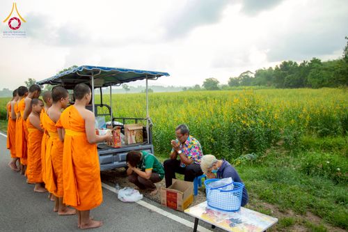 ภาพ No.217941:วันศุกร์ที่ 11 เมษายน พ.ศ. 2568 พระและสามเณร 99 รูป จากศูนย์ปฏิบัติธรรมระยอง(บ้านช่องลม) บิณฑบาต ณ ทุ่งปอเทือง ต.บางบุตร อ.บ้านค่าย จ.ระยอง เพื่อเป็นการฝึกสามเณรภาคฤดูร้อน ผ่านกิจวัตรบิณฑบาตในพื้นที่ชุมชน