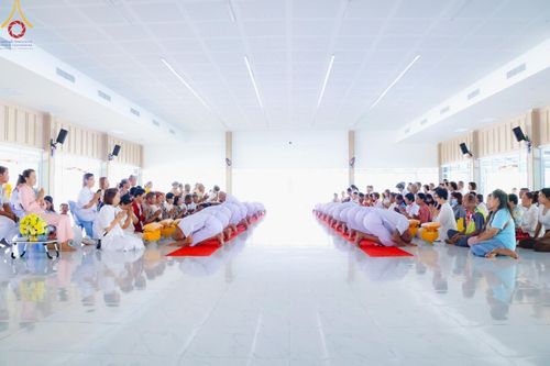 ภาพ No.186461:พิธีตัดปอย ปลงผม เวียนประทักษิณ  มอบบาตรผ้าไตร ขอขมาผู้ปกครอง และพิธีบรรพชาอุปสมบท  โครงการอุปสมบทหมู่บูชาธรรมมหาปูชนียาจารย์  ประจำปี 2567 ณ ศูนย์ปฏิบัติธรรมภาคใต้และวัดคงคาเลียบ อ.บางกล่ำ จ.สงขลา วันอาทิตย์ที่ 8 ธันวาคม พ.ศ. 2567