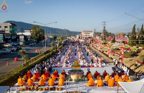 ภาพ No.187153:พิธีตักบาตรพระ ๕๐๐ รูป "สร้างบุญใหญ่ ส่งท้ายปีเก่า ต้อนรับปีใหม่ ๒๕๖๘" วันเสาร์ที่ ๒๘ ธันวาคม พ.ศ. ๒๕๖๗ ณ ถนนหน้าที่ว่าการอำเภอภูเรือ จังหวัดเลย