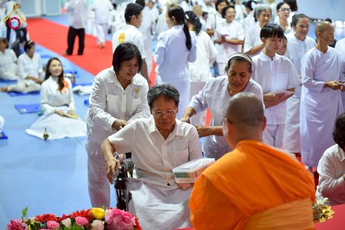 ภาพ No.238101:วันอังคารที่ 12 สิงหาคม พ.ศ. 2568 กิจกรรมวันแม่แห่งชาติ พิธีเปิดห้องปฎิบัติธรรม "กลางใส ใจสว่าง" (World Inner Peace Meditation Room) พิธีลูกกราบคุณแม่-คุณพ่อ พิธีทอดผ้าป่ากองทุนเลี้ยงพระ&กฐิน 30,000 วัด(บูชาธรรมหลวงพ่อ) พิธีไถ่โคท้อง 2 ตัว  ณ วิหารคด 2 ว