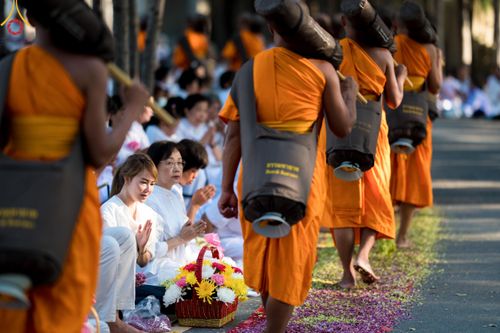 ภาพ No.110394:พิธีต้อนรับพระธรรมยาตรา ในโครงการธรรมยาตรากตัญญูบูชา มหาปูชนียาจารย์ พระมงคลเทพมุนี(สด จนฺทสโร) พระผู้ปราบมาร อนุสรณ์สถาน 7 แห่ง ปีที่ 12 วันที่ 11 มกราคม พ.ศ. 2567 ณ อนุสรณ์สถานลำดับที่ 3 สถานที่เกิดใหม่ในเพศสมณะ วัดสองพี่น้อง จ.สุพรรณบุรี