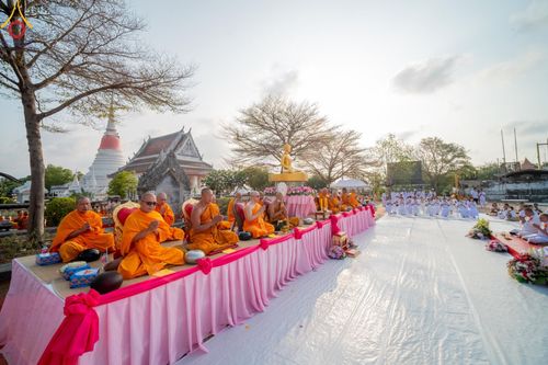 ภาพ No.58122:พิธีตักบาตรพระภิกษุและสามเณร 180 รูป ณ ลานองค์พระสมุทรเจดีย์ จ.สมุทรปราการ วันเสาร์ที่ 27 เมษายน พ.ศ. 2567