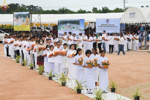 ภาพ No.91403:พิธีทอดผ้าป่ายกยอดดอกบัวสิริปทุมทิพย์  ประดิษฐาน ณ ปทุมเจดีย์  (เจดีย์พระพุทธเจ้า ๕ พระองค์) ณ ศูนย์อบรมเยาวชนจังหวัดปัตตานี 22 ตุลาคม พ.ศ.2566