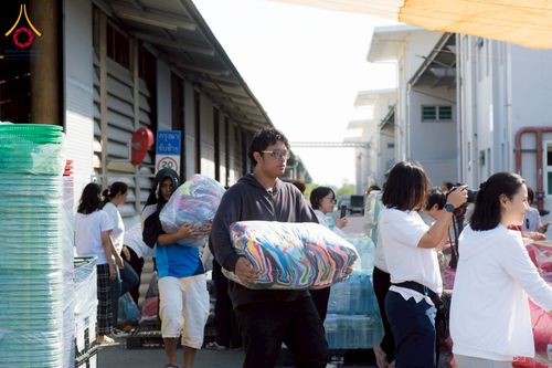 ภาพ No.273680:วันที่ 27 พฤศจิกายน พ.ศ. 2568 คณะศิษยานุศิษย์วัดพระธรรมกาย มูลนิธิธรรมกาย มอบอาหารและสิ่งของความช่วยเหลือให้พี่น้องชาวใต้ ผู้ประสบอุทกภัยน้ำท่วม