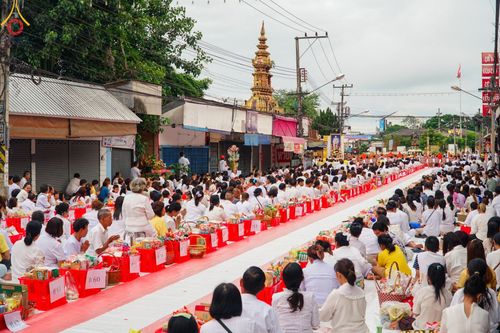 ภาพ No.146246:ตักบาตรพระ 1,384 รูป ทำบุญเมืองฝางครบรอบ 1,383 ปี ถวายเป็นพระราชกุศลแด่พระบาทสมเด็จพระเจ้าอยู่หัว เนื่องในโอกาสพระราชพิธีมหามงคล เฉลิมพระชนมพรรษา 6 รอบ 72 พรรษา วันเสาร์ที่ 27 กรกฎาคม พ.ศ.2567  ณ ถนนหน้าที่ว่าการอำเภอฝาง จ.เชียงใหม่