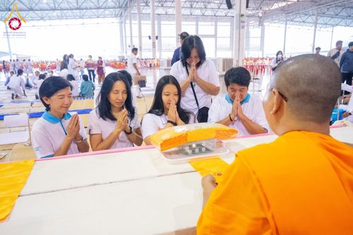 ภาพ No.204293:พิธีถวายภัตตาหารเป็นสังฆทาน แด่พระธรรมยาตรา ณ วัดพระธรรมกาย ตำบลคลองสาม อำเภอคลองหลวง จังหวัดปทุมธานี ในโครงการธรรมยาตรา กตัญญูบูชา มหาปูชนียาจารย์ พระมงคลเทพมุนี(สด จนฺทสโร) พระผู้ปราบมาร อนุสรณ์สถาน 7 แห่ง ปีที่ 13 วันที่ 31 มกราคม พ.ศ. 2568