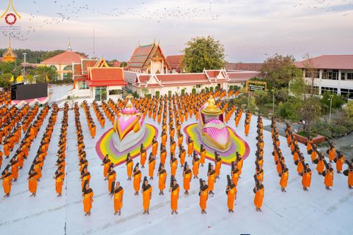 ภาพ No.194183:พระธรรมยาตราปฏิบัติธรรม และถ่ายภาพหมู่ประวัติศาสตร์ ณ วัดสองพี่น้อง ต.ต้นตาล อ.สองพี่น้อง จ.สุพรรณบุรี ในโครงการธรรมยาตรา กตัญญูบูชา มหาปูชนียาจารย์ พระมงคลเทพมุนี(สด จนฺทสโร) พระผู้ปราบมาร อนุสรณ์สถาน 7 แห่ง ปีที่ 13 วันที่ 12 มกราคม พ.ศ. 2568