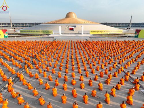 ภาพ No.102280:พระธรรมทายาทในโครงการอุปสมบทหมู่ บูชาธรรมมหาปูชนียาจารย์ ร่วมปฏิบัติธรรม ถ่ายภาพหมู่ประวัติศาสตร์ และรับฟังโอวาทจากหลวงพ่อทัตตชีโว ณ ลานธรรม พระมหาธรรมกายเจดีย์ วัดพระธรรมกาย วันที่ 15 ธันวาคม พ.ศ. 2566