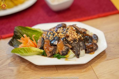 ภาพ No.161395:วัดพระธรรมกายลอนดอน สหราชอาณาจักร จัดงานบุญ น้อมถวายเป็นพุทธบูชา และบูชาธรรมเนื่องในวาระ 140 ปี วันคล้ายวันเกิดด้วยรูปกายเนื้อของ พระมงคลเทพมุนี (สด จนฺทสโร) พระผู้ปราบมาร ในวันที่ 10 ตุลาคม พ.ศ. 2567