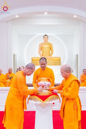 ภาพ No.62382:คณะศิษยานุศิษย์รวมใจสถาปนาและสมโภช ธรรมจักร เพื่ออัญเชิญประดิษฐาน ณ ยอดอุโบสถ 80 ปี หลวงพ่อธัมมชโย วัดพระธรรมกายนิวเจอร์ซี ประเทศสหรัฐอเมริกา  วันอาทิตย์ที่ 7 เมษายน พ.ศ. 2567