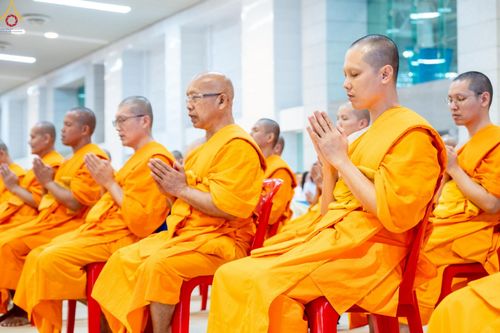 ภาพ No.251258:วันที่ 10 ตุลาคม พ.ศ. 2568 พิธีปฏิบัติธรรม ในวันคล้ายวันเกิด 141 ปี พระมงคลเทพมุนี (สด จนฺทสโร) พระผู้ปราบมาร ณ สภาธรรมกายสากล วัดพระธรรมกาย