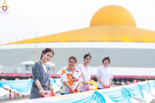 ภาพ No.218460:วันที่ 15 - 18 เมษายน พ.ศ. 2568 การเตรียมภาชนะสำหรับถวายภัตตาหาร , การจัดโต๊ะเก้าอี้ในลานธรรม , การแพ็คพัสดุงานต้อนรับ เพื่องานวันคุ้มครองโลก 22 เมษายน พ.ศ.2568 วัดพระธรรมกาย