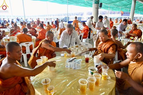 ภาพ No.219279:บรรยากาศการเดินทางเข้าวัดพระธรรมกาย , การต้อนรับปฏิสันถาร , การฉันภัตตาหารเช้า , การลงทะเบียนพระสังฆาธิการ  เนื่องในวันคุ้มครองโลก พิธีถวายมหาสังฆทานคณะสงฆ์ 40,000 กว่าวัดทั่วประเทศ ณ วัดพระธรรมกาย