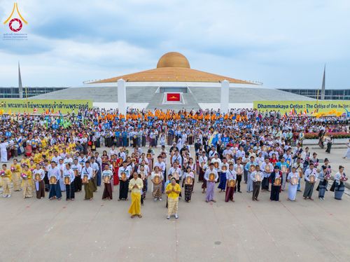 ภาพ No.143680:พิธีถวายผ้าไตร, สวดธรรมจักร, ปฏิบัติธรรม และฟังแสดงพระธรรมเทศนา ภาษาเมียนมา โดยมีสาธุชนชาวเมียนมากว่า 4,000 คน เข้าร่วมพิธี ณ มหารัตนวิหารคด วัดพระธรรมกาย วันอาทิตย์ที่ 7 กรกฎาคม พ.ศ. 2567