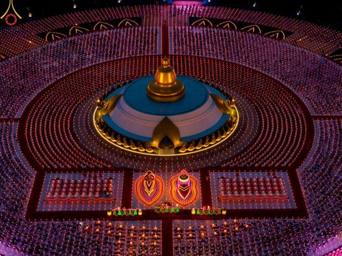 ภาพ No.200611:พิธีจุดประทีปถวายเป็นพุทธบูชา และบูชาธรรมมหาปูชนียาจารย์ ณ อนุสรณ์สถานบางปลา วัดบางปลา อำเภอบางเลน จังหวัดนครปฐม ในโครงการธรรมยาตรา กตัญญูบูชา มหาปูชนียาจารย์ พระมงคลเทพมุนี(สด จนฺทสโร) พระผู้ปราบมาร อนุสรณ์สถาน 7 แห่ง ปีที่ 13 วันที่ 23 มกราคม พ.ศ. 2568