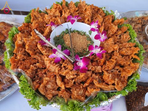 ภาพ No.197934:สาธุชนถวายภัตตาหารเป็นสังฆทาน แด่พระธรรมยาตรา ณ วัดโบสถ์(บน) ตำบลบางคูเวียง อำเภอบางกรวย จังหวัดนนทบุรี ในโครงการธรรมยาตรา กตัญญูบูชา มหาปูชนียาจารย์ พระมงคลเทพมุนี(สด จนฺทสโร) พระผู้ปราบมาร อนุสรณ์สถาน 7 แห่ง ปีที่ 13 วันที่ 19 มกราคม พ.ศ. 2568