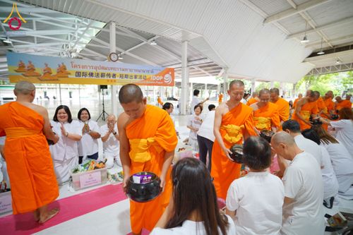 ภาพ No.144286:พิธีตักบาตรพระใหม่  โครงการบรรพชาอุปสมบทหมู่ ธรรมทายาทนานาชาติ (ภาษาจีน) ณ อาคารโถงช้าง วัดพระธรรมกาย วันอาทิตย์ที่ 14 กรกฎาคม พ.ศ. 2567