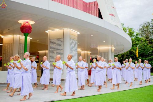 ภาพ No.228863:วันเสาร์ที่ 14 มิถุนายน พ.ศ. 2568 พิธีเวียนประทักษิณ , พิธีขอขมารับผ้าไตร ในโครงการบรรพชาอุปสมบทหมู่ ผู้บริหารรุ่นที่ 15 และ อุดมศึกษา รุ่นที่ 52 ณ โบสถ์พระไตรปิฎก วัดพระธรรมกาย