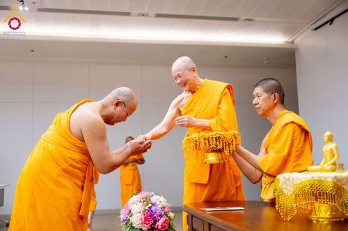 ภาพ No.222380:วันที่ 21 เมษายน พ.ศ. 2568 หลวงพ่อทัตตชีโวต้อนรับคณะสงฆ์ WAB ณ อาคาร 100 ปี คุณยายมหารัตนอุบาสิกาจันทร์ ขนนกยูง วัดพระธรรมกาย