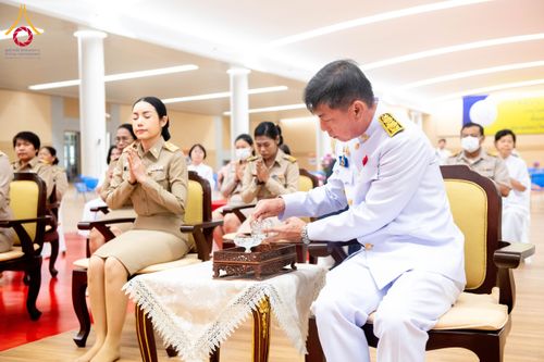 ภาพ No.208789:พระบาทสมเด็จพระเจ้าอยู่หัวทรงพระกรุณาโปรดเกล้าฯ พระราชทานภัตตาหารพระราชทาน แด่พระภิกษุ สามเณร ในการสอบบาลีสนามหลวง ณ วัดพระธรรมกาย วันที่ 22 กุมภาพันธ์ พ.ศ. 2568 ณ วัดพระธรรมกาย อำเภอคลองหลวง จังหวัดปทุมธานี