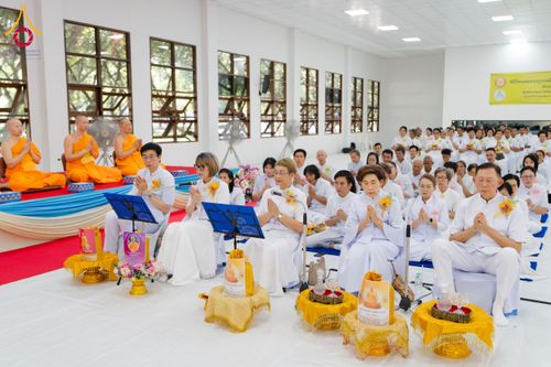 ภาพ No.160805:พิธีเจริญพระพุทธมนต์ และปิดแผ่นทองรูปเหมือน พระเดชพระคุณพระมงคลเทพมุนี (สด จนฺทสโร) พระผู้ปราบมาร จำนวน 3 องค์ วันเสาร์ที่ 5 ตุลาคม พ.ศ. 2567 ณ อาคารปลูกศรัทธา 2 (ชานชลาเดิม) วัดพระธรรมกาย อ.คลองหลวง จ.ปทุมธานี