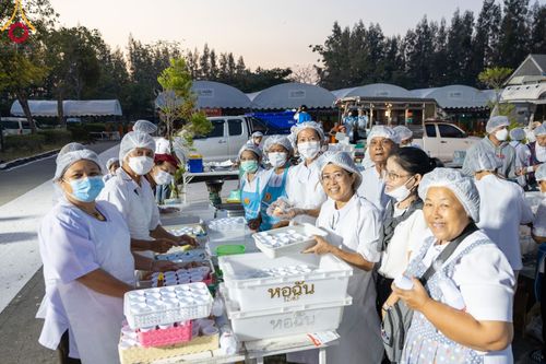 ภาพ No.106692:พิธีถวายภัตตาหารเป็นสังฆทาน แด่คณะพระธรรมยาตราฯ ในโครงการธรรมยาตรากตัญญูบูชา มหาปูชนียาจารย์ พระมงคลเทพมุนี(สด จนฺทสโร) พระผู้ปราบมาร อนุสรณ์สถาน 7 แห่ง ปีที่ 12 วันที่ 6 มกราคม พ.ศ. 2567 ณ อนุสรณ์สถานโลตัสแลนด์ จ.สุพรรณบุรี