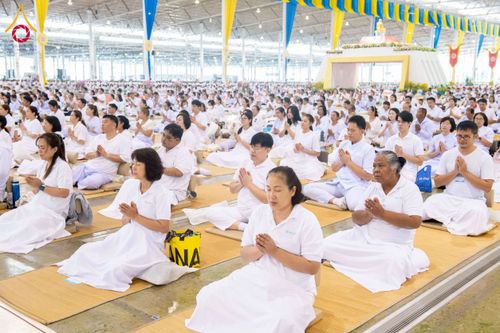 ภาพ No.277145:วันอาทิตย์ที่ 7 ธันวาคม พ.ศ. 2568 พิธีบูชาข้าวพระ ณ สภาธรรมกายสากล วัดพระธรรมกาย