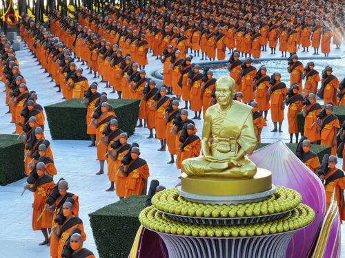 ภาพ No.104397:พระธรรมยาตราร่วมปฏิบัติธรรม และถ่ายภาพหมู่ประวัติศาสตร์ หน้ามหาวิหารพระมงคลเทพมุนี วันที่ 27 ธันวาคม พ.ศ. 2566