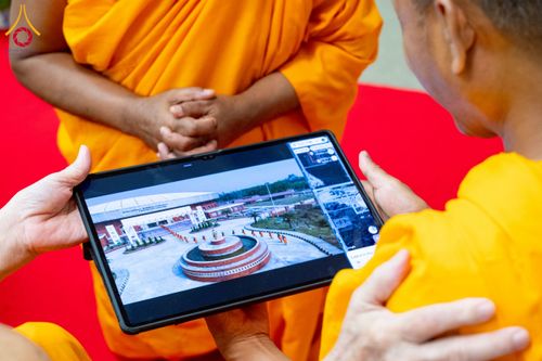 ภาพ No.222717:วันที่ 23 เมษายน พ.ศ. 2568 หลวงพ่อทัตตชีโวต้อนรับคณะสงฆ์เนปาล ณ อาคาร 100 ปี คุณยายมหารัตนอุบาสิกาจันทร์ ขนนกยูง วัดพระธรรมกาย