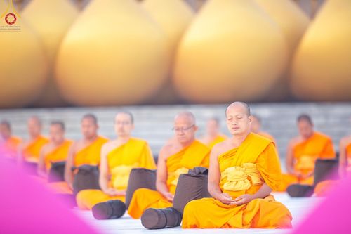 ภาพ No.198610:พระธรรมยาตราปฏิบัติธรรม และถ่ายภาพหมู่ประวัติศาสตร์ ณ อนุสรณ์สถานบางปลา วัดบางปลา อำเภอบางเลน จังหวัดนครปฐม ในโครงการธรรมยาตรา กตัญญูบูชา มหาปูชนียาจารย์ พระมงคลเทพมุนี(สด จนฺทสโร) พระผู้ปราบมาร อนุสรณ์สถาน 7 แห่ง ปีที่ 13 วันที่ 20 มกราคม พ.ศ. 2568