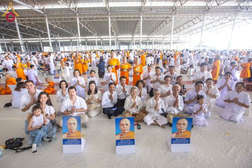 ภาพ No.134982:พิธีถวายบาตรแด่นาคธรรมทายาท ในโครงการบรรพชาสามเณรฟื้นฟูพระพุทธศาสนาทั่วไทย ณ สภาธรรมกายสากล วัดพระธรรมกาย จ.ปทุมธานี วันเสาร์ที่ 6 เมษายน พ.ศ. 2567