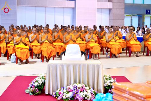 ภาพ No.215712:วันอาทิตย์ต้นเดือนที่ 6 เมษายน พ.ศ. 2568 พิธีทอดผ้าป่าสมทบ เพื่องานถวายมหาสังฆทาน 40,000 กว่าวัดทั่วประเทศ ณ สภาธรรมกายสากล วัดพระธรรมกาย