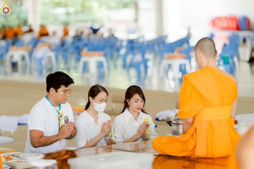 ภาพ No.226916:วันเสาร์ที่ 31 พฤษภาคม พ.ศ. 2568 พิธีถวายภัตตาหารเมนูสวรรค์ "เพื่อการบรรลุธรรม" ณ หอฉันคุณยายอาจารย์ วัดพระธรรมกาย