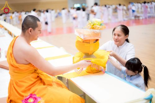 ภาพ No.270607:วันอาทิตย์ที่ 16 พฤศจิกายน พ.ศ. 2568 ถวายกองทุนโครงการอุปสมบทหมู่ 3,000 รูปทั่วไทย  รุ่นบูชาธรรมมหาปูชนียาจารย์ ณ ห้องแก้วสารพัดนึก 2 สภาธรรมกายสากล วัดพระธรรมกาย