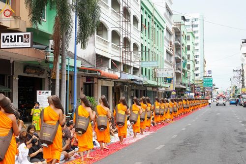 ภาพ No.128489:พิธีอัญเชิญพระบรมสารีริกธาตุ " ใจกลางเมืองนครหาดใหญ่ " เพื่อประดิษฐาน ณ มหารัตนเจดีย์สิริปทุมสวรรค์ (เจดีย์อริยพุทธะ 5 พระองค์) ศูนย์ปฏิบัติธรรมภาคใต้ อ.บางกล่ำ จ.สงขลา  วันที่ 9 มีนาคม พ.ศ. 2567 (ชุดที่ 2)
