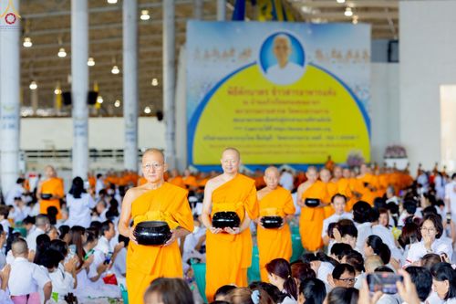 ภาพ No.227874:วันอาทิตย์ที่ 1 มิถุนายน พ.ศ. 2568 พิธีตักบาตร , พิธีบูชาข้าวพระ ณ วัดพระธรรมกาย จ.ปทุมธานี