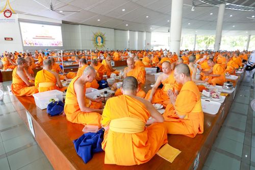 ภาพ No.174648:พิธีถวายภัตตาหารเมนูสวรรค์ เพื่อการบรรลุธรรม ณ หอฉันคุณยายอาจารย์ฯ วัดพระธรรมกาย วันที่ 23 พฤศจิกายน พ.ศ. 2567