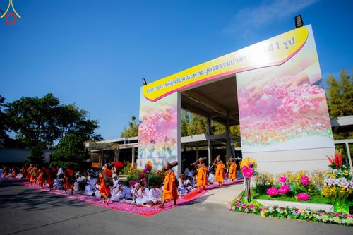 ภาพ No.193262:พิธีต้อนรับพระธรรมยาตรา ณ อนุสรณ์สถาน สถานที่เกิดในเพศสมณะ วัดสองพี่น้อง อำเภอสองพี่น้อง จังหวัดสุพรรณบุรี ในโครงการธรรมยาตรา กตัญญูบูชา มหาปูชนียาจารย์ พระมงคลเทพมุนี(สด จนฺทสโร) พระผู้ปราบมาร อนุสรณ์สถาน 7 แห่ง ปีที่ 13 วันที่ 11 มกราคม พ.ศ. 2568