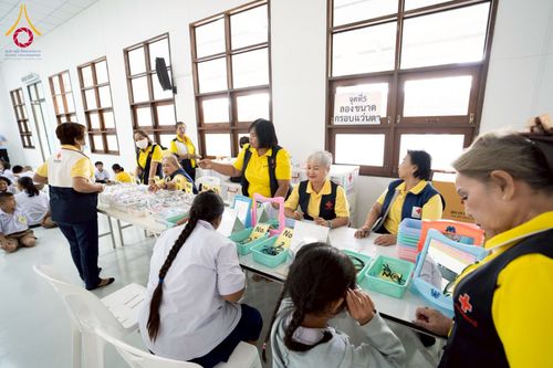 ภาพ No.230351:วันจันทร์ที่ 30 มิถุนายน พ.ศ. 2568 เจ้าอาวาสวัดพระธรรมกาย เยี่ยมอนุโมทนาให้กำลังใจ บุคลากรทางการแพทย์-เจ้าหน้าที่ผู้ปฏิบัติงาน โครงการรถตัดแว่นสายตาเคลื่อนที่สภากาชาดไทย เพื่อเด็กนักเรียนในชนบท พื้นที่จังหวัดปทุมธานี