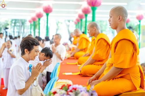 ภาพ No.227704:วันเสาร์ที่ 31 พฤษภาคม พ.ศ.2568 พิธีถวายผ้าไตรแด่สามเณรผู้เข้ารับการอุปสมบท , พิธีอุปสมบทสามเณรเตรียม DCI วัดพระธรรมกาย จ.ปทุมธานี