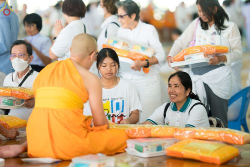 ภาพ No.104523:พิธีบุพเปตพลี ครั้งที่ 145 อุทิศบุญแด่หมู่ญาติที่ล่วงลับไปแล้ว และสืบทอดอายุพระพุทธศาสนา วันพุธที่ 27 ธันวาคม พ.ศ. 2566 (วันพระขึ้น 15 ค่ำ เดือน 12 ) ณ หอฉันคุณยายอาจารย์ฯ วัดพระธรรมกาย