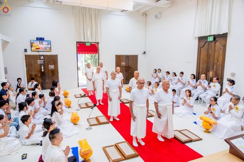ภาพ No.252241:วันที่ 4-5 ตุลาคม พ.ศ. 2568  วัดพระธรรมกายแคลิฟอร์เนีย ประเทศสหรัฐอเมริกา ได้จัดพิธีตัดปอยผม โดยคณะสงฆ์ ญาติ ๆ และสาธุชน ให้กับนาคธรรมทายาท 8 ท่าน และได้จัดพิธีบรรพชา-อุปสมบท ฉลองพิธีทอดกฐินบรมจักรพรรดิ สร้างอุโบสถ 82 ปี บูชาธรรมหลวงพ่อธัมมชโย